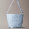 Bolso tipo cubo de Denim con el logotipo Emblem Logo por toda la superficie Bolso tipo cubo de Denim con el logotipo Emblem Logo por toda la superficie