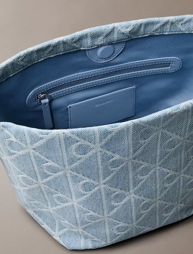Bolso tipo cubo de Denim con el logotipo Emblem Logo por toda la superficie Bolso tipo cubo de Denim con el logotipo Emblem Logo por toda la superficie