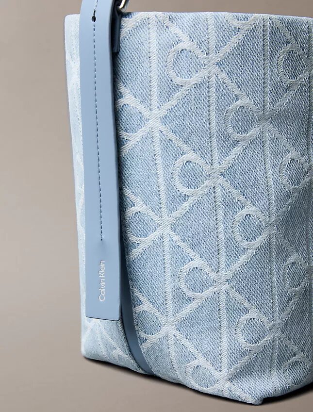 Bolso tipo cubo de Denim con el logotipo Emblem Logo por toda la superficie Bolso tipo cubo de Denim con el logotipo Emblem Logo por toda la superficie