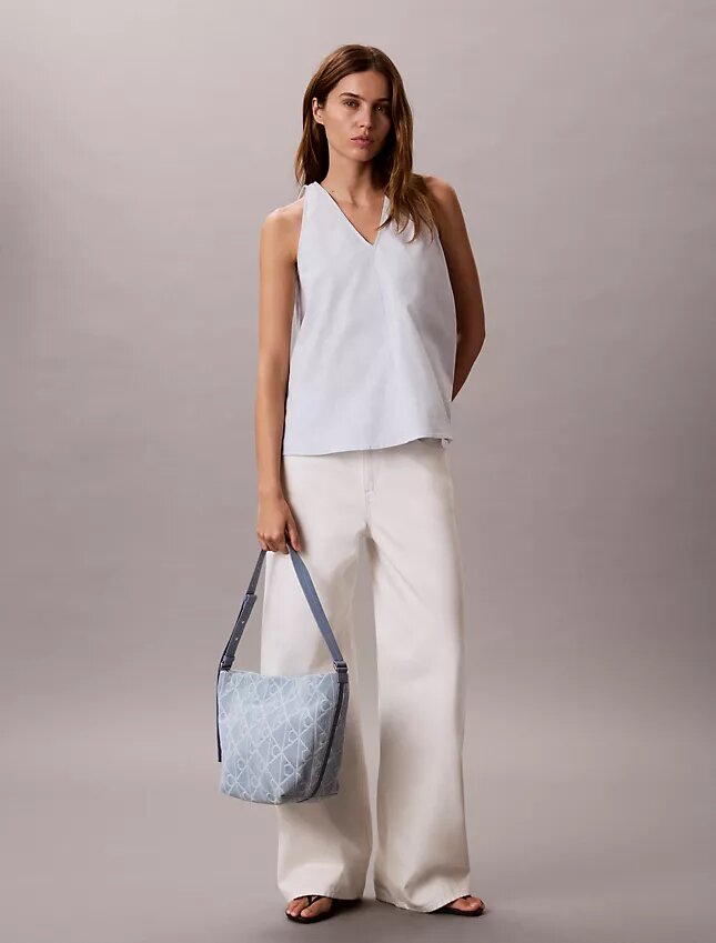 Bolso tipo cubo de Denim con el logotipo Emblem Logo por toda la superficie Bolso tipo cubo de Denim con el logotipo Emblem Logo por toda la superficie