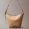 Bolso tipo cubo de jacquard con el logotipo del emblema por toda la superficie y bolsillo interior Bolso tipo cubo de jacquard con el logotipo del emblema por toda la superficie y bolsillo interior