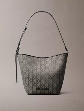 Bolso tipo cubo de jacquard con el logotipo del emblema por toda la superficie y bolsillo interior