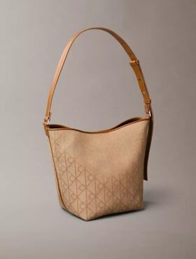 Bolso tipo cubo de jacquard con el logotipo del emblema por toda la superficie y bolsillo interior