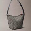 Bolso tipo cubo de jacquard con el logotipo del emblema por toda la superficie y bolsillo interior Bolso tipo cubo de jacquard con el logotipo del emblema por toda la superficie y bolsillo interior