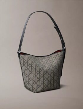 Bolso tipo cubo de jacquard con el logotipo del emblema por toda la superficie y bolsillo interior
