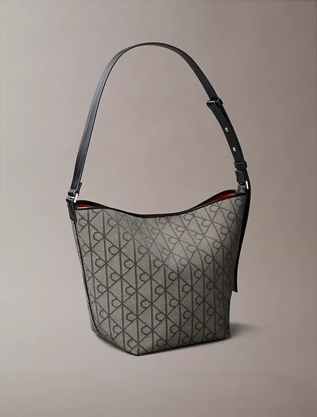 Bolso tipo cubo de jacquard con el logotipo del emblema por toda la superficie y bolsillo interior Bolso tipo cubo de jacquard con el logotipo del emblema por toda la superficie y bolsillo interior