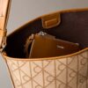 Bolso tipo cubo de jacquard con el logotipo del emblema por toda la superficie y bolsillo interior Bolso tipo cubo de jacquard con el logotipo del emblema por toda la superficie y bolsillo interior
