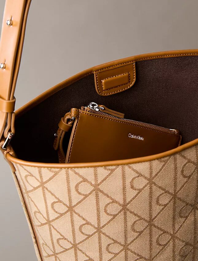 Bolso tipo cubo de jacquard con el logotipo del emblema por toda la superficie y bolsillo interior Bolso tipo cubo de jacquard con el logotipo del emblema por toda la superficie y bolsillo interior