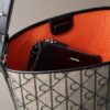 Bolso tipo cubo de jacquard con el logotipo del emblema por toda la superficie y bolsillo interior Bolso tipo cubo de jacquard con el logotipo del emblema por toda la superficie y bolsillo interior