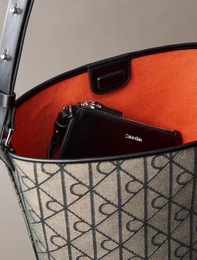 Bolso tipo cubo de jacquard con el logotipo del emblema por toda la superficie y bolsillo interior Bolso tipo cubo de jacquard con el logotipo del emblema por toda la superficie y bolsillo interior