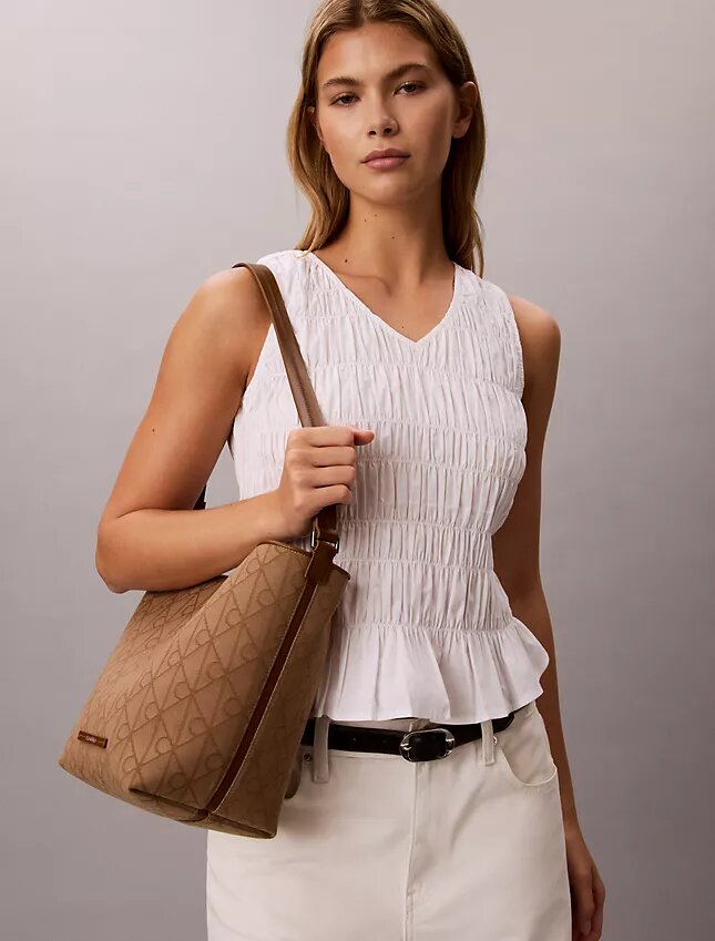 Bolso tipo cubo de jacquard con el logotipo del emblema por toda la superficie y bolsillo interior Bolso tipo cubo de jacquard con el logotipo del emblema por toda la superficie y bolsillo interior