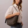Bolso tipo cubo de jacquard con el logotipo del emblema por toda la superficie y bolsillo interior Bolso tipo cubo de jacquard con el logotipo del emblema por toda la superficie y bolsillo interior