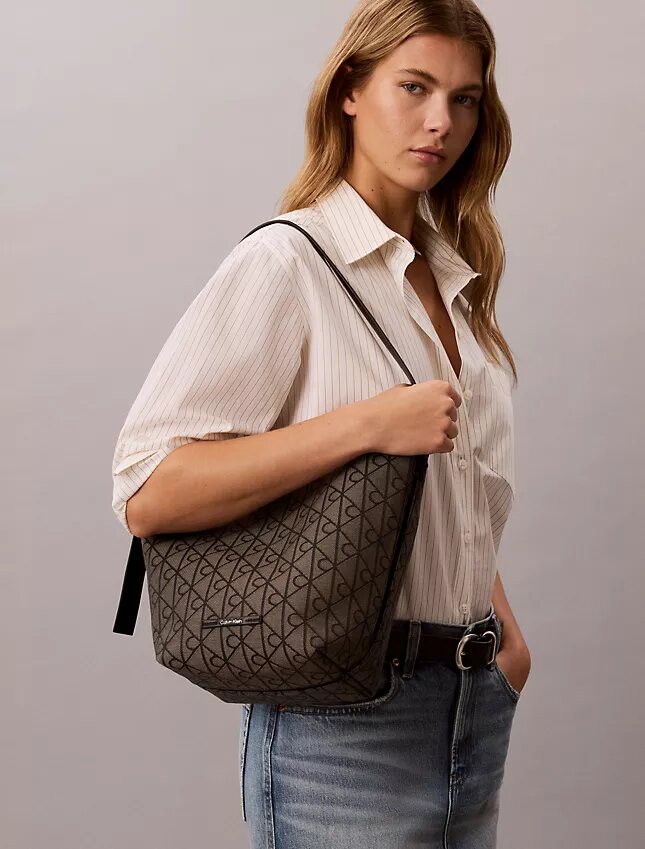 Bolso tipo cubo de jacquard con el logotipo del emblema por toda la superficie y bolsillo interior Bolso tipo cubo de jacquard con el logotipo del emblema por toda la superficie y bolsillo interior