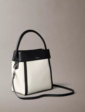 Bolso tipo cubo de lona Monogram