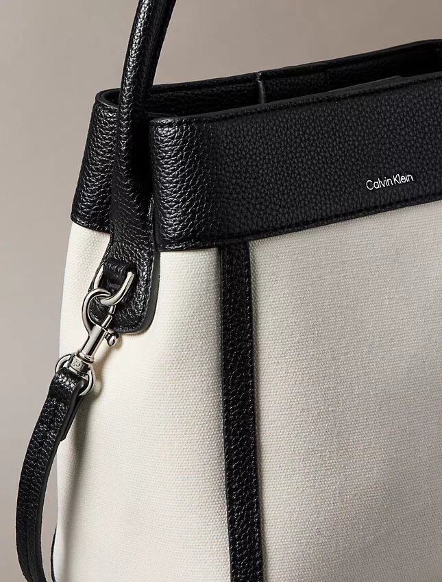 Bolso tipo cubo de lona Monogram Bolso tipo cubo de lona Monogram