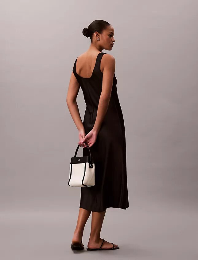 Bolso tipo cubo de lona Monogram Bolso tipo cubo de lona Monogram