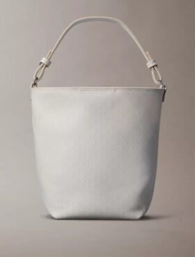 Bolso tipo cubo pequeño con estampado de logotipo en todo el diseño y bolsillo interior