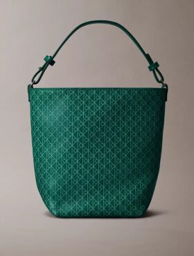 Bolso tipo cubo pequeño con estampado de logotipo en todo el diseño y bolsillo interior