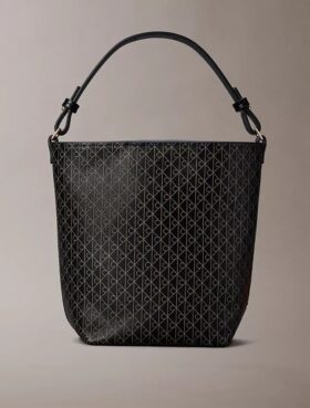 Bolso tipo cubo pequeño con estampado de logotipo en todo el diseño y bolsillo interior