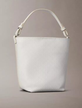 Bolso tipo cubo pequeño con estampado de logotipo en todo el diseño y bolsillo interior