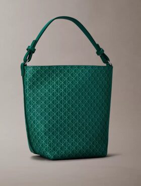 Bolso tipo cubo pequeño con estampado de logotipo en todo el diseño y bolsillo interior