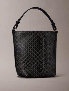 Bolso tipo cubo pequeño con estampado de logotipo en todo el diseño y bolsillo interior