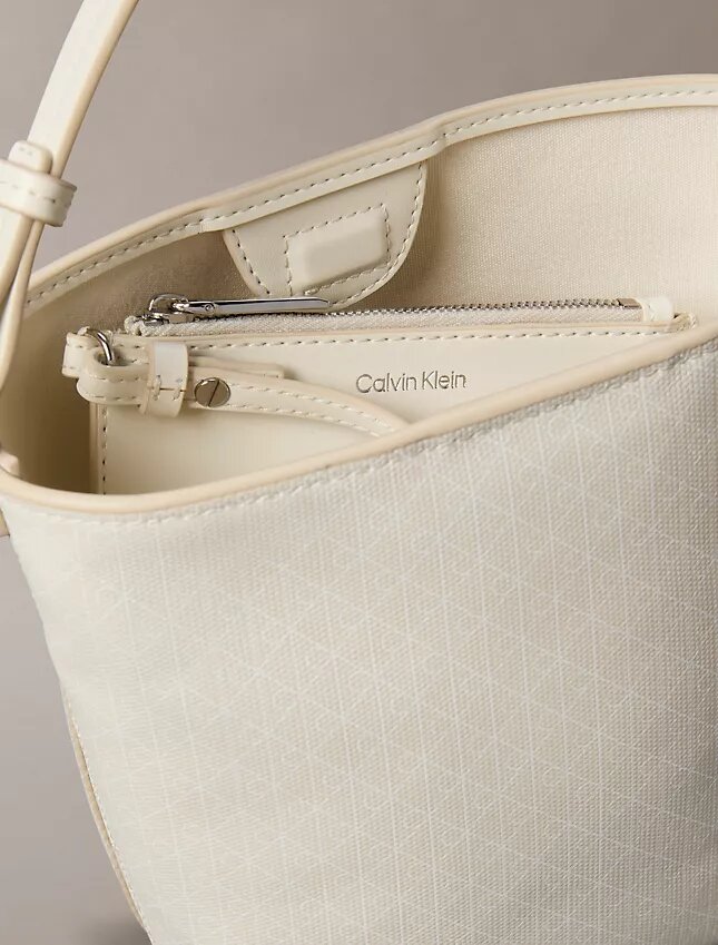 Bolso tipo cubo pequeño con estampado de logotipo en todo el diseño y bolsillo interior Bolso tipo cubo pequeño con estampado de logotipo en todo el diseño y bolsillo interior