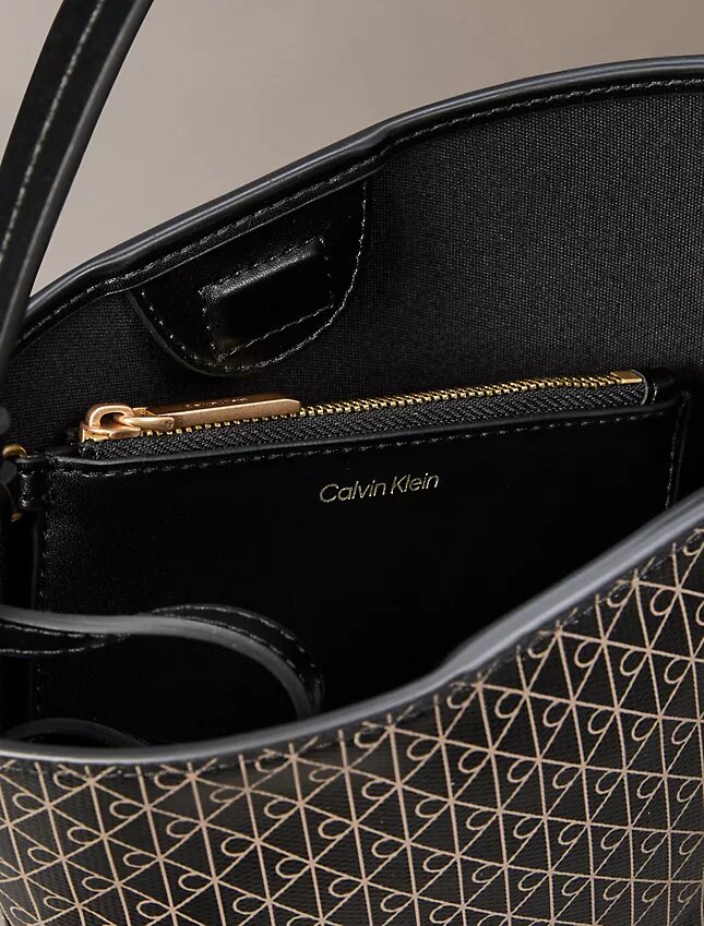 Bolso tipo cubo pequeño con estampado de logotipo en todo el diseño y bolsillo interior Bolso tipo cubo pequeño con estampado de logotipo en todo el diseño y bolsillo interior