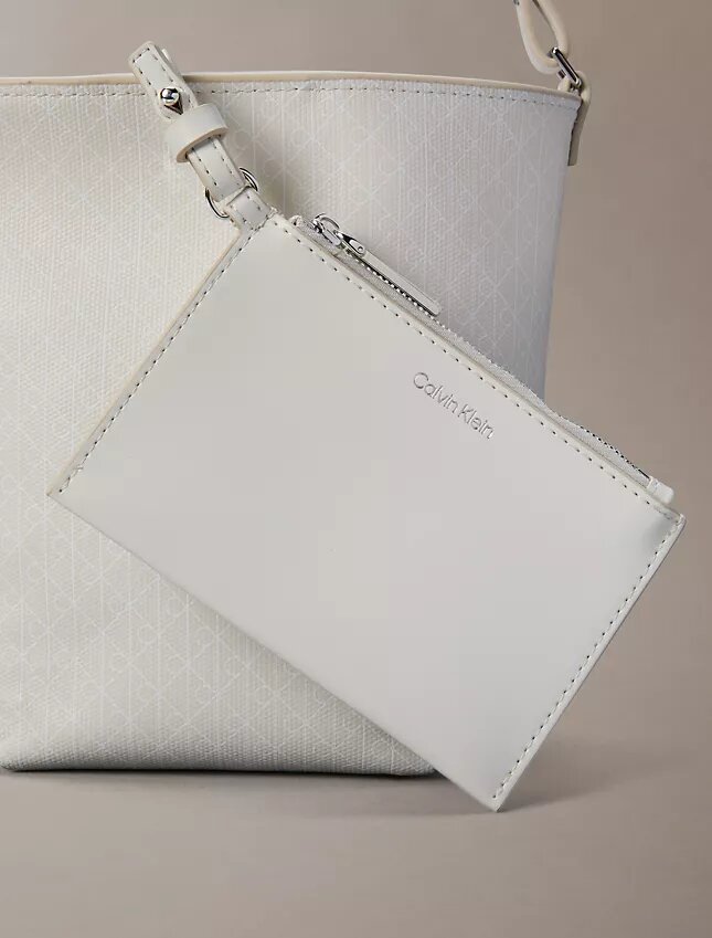 Bolso tipo cubo pequeño con estampado de logotipo en todo el diseño y bolsillo interior Bolso tipo cubo pequeño con estampado de logotipo en todo el diseño y bolsillo interior