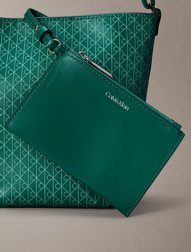 Bolso tipo cubo pequeño con estampado de logotipo en todo el diseño y bolsillo interior Bolso tipo cubo pequeño con estampado de logotipo en todo el diseño y bolsillo interior