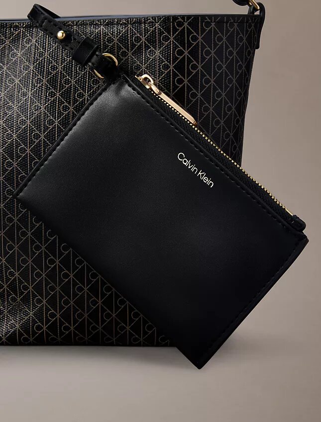 Bolso tipo cubo pequeño con estampado de logotipo en todo el diseño y bolsillo interior Bolso tipo cubo pequeño con estampado de logotipo en todo el diseño y bolsillo interior