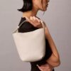 Bolso tipo cubo pequeño con estampado de logotipo en todo el diseño y bolsillo interior Bolso tipo cubo pequeño con estampado de logotipo en todo el diseño y bolsillo interior
