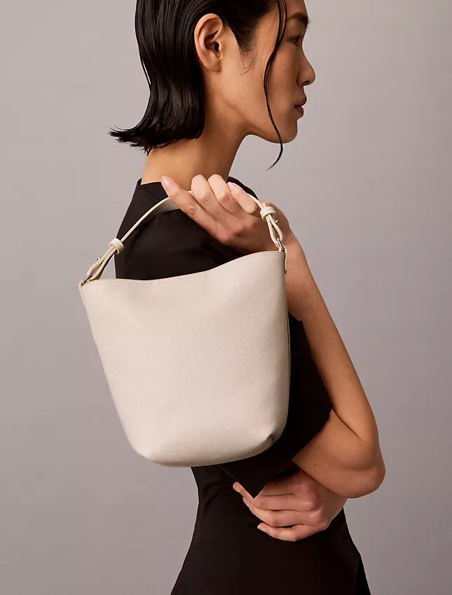 Bolso tipo cubo pequeño con estampado de logotipo en todo el diseño y bolsillo interior Bolso tipo cubo pequeño con estampado de logotipo en todo el diseño y bolsillo interior