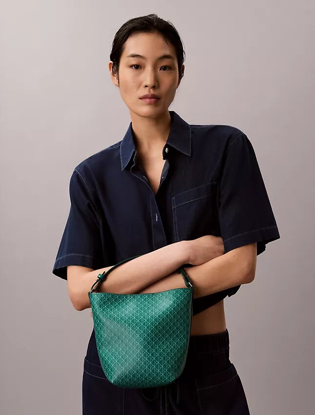 Bolso tipo cubo pequeño con estampado de logotipo en todo el diseño y bolsillo interior Bolso tipo cubo pequeño con estampado de logotipo en todo el diseño y bolsillo interior
