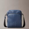 Bolso tipo reporter con bolsillo con cremallera y Monogram en relieve