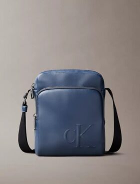 Bolso tipo reporter con bolsillo con cremallera y Monogram en relieve