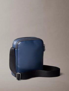 Bolso tipo reporter con bolsillo con cremallera y Monogram en relieve