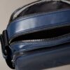 Bolso tipo reporter con bolsillo con cremallera y Monogram en relieve