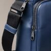 Bolso tipo reporter con bolsillo con cremallera y Monogram en relieve
