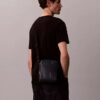 Bolso tipo reporter con bolsillo con cremallera y Monogram en relieve