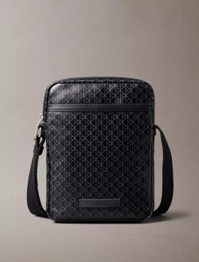 Bolso tipo reporter con el logotipo del emblema por toda la superficie