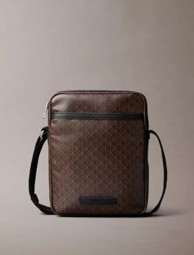 Bolso tipo reporter con el logotipo del emblema por toda la superficie