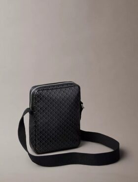 Bolso tipo reporter con el logotipo del emblema por toda la superficie