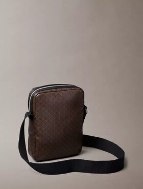 Bolso tipo reporter con el logotipo del emblema por toda la superficie