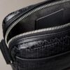 Bolso tipo reporter con el logotipo del emblema por toda la superficie