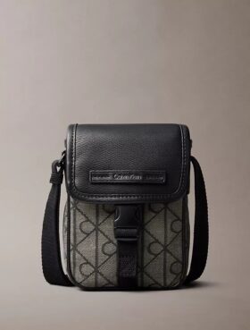 Bolso tipo reporter con jacquard de emblema