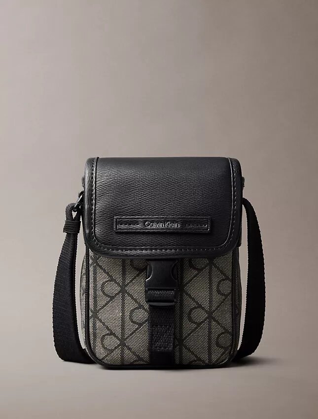Bolso tipo reporter con jacquard de emblema Bolso tipo reporter con jacquard de emblema
