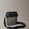 Bolso tipo reporter con jacquard de emblema Bolso tipo reporter con jacquard de emblema
