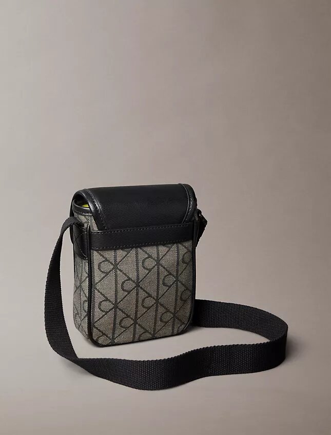 Bolso tipo reporter con jacquard de emblema Bolso tipo reporter con jacquard de emblema