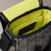 Bolso tipo reporter con jacquard de emblema Bolso tipo reporter con jacquard de emblema